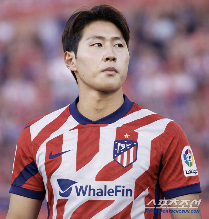 '이적 거절' 이강인, 루이스 엔리케 감독의 깊은 신뢰와 PSG 내 전술적 입지 강화 분석 - 여름 이적시장 재편 가능성